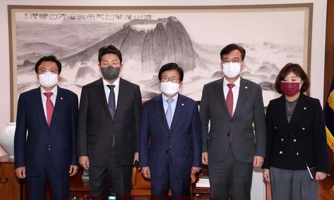 권성동 국민의힘 신임 원내대표가 지난 11일 국회에서 박병석 국회의장을 예방했다. 오른쪽부터 양금희 원내대변인, 송언석 원내수석부대표, 박병석 국회의장, 권성동 원내대표, 박형수 원내대변인.(사진=뉴시스 제공)