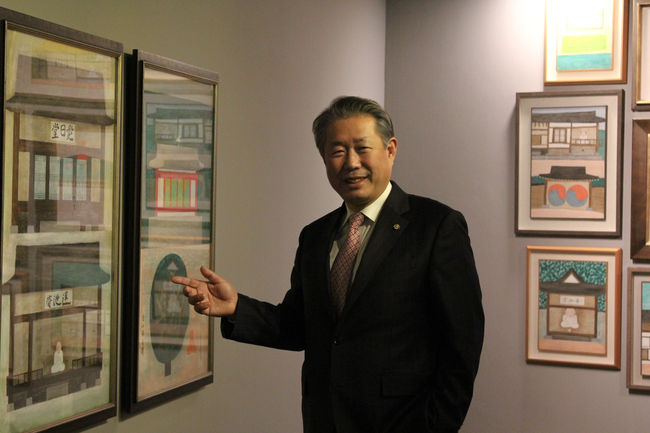 김상유 작가 작품 앞에서 포즈를 취한 안병광 회장. <사진=서울미술관 제공>