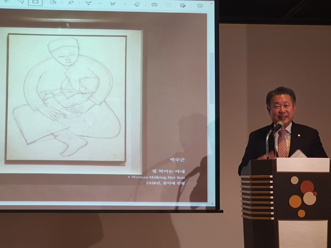 안병광 회장이 박수근의 '젖 먹이는 아내' 드로잉을 소개하고 있다. <사진=이화순>