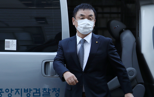 권오수 전 도이치모터스 회장이 지난해 11월16일 오전 서울 서초구 서울중앙지방법원에서 열린 구속 전 피의자 심문(영장실질심사)에 출석하고 있다. (사진=뉴시스 제공)