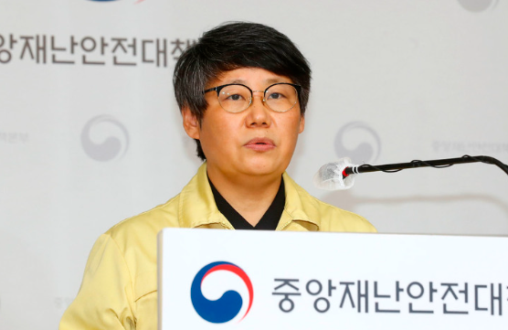 박향 보건복지부 중앙사고수습본부 방역총괄반장이 13일 세종시 정부세종청사에서 코로나19 대응 비대면 정례브리핑을 하고 있다. (사진=보건복지부 제공)