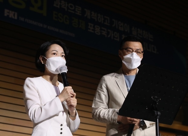 국회 포용국가 ESG 포럼 창립총회가 열린 지난해 6월 15일 오전 서울 여의도 전경련회관에서 홍정민 더불어민주당 의원, 차승수 제클린 대표가 ESG 선언문을 낭독하고 있다. (사진=뉴시스 제공)