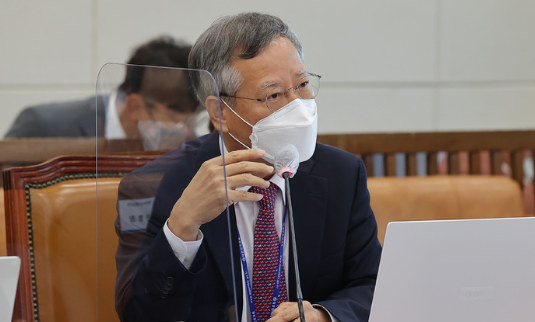 반장식 한국조폐공사 사장이 13일 서울 여의도 국회에서 열린 기획재정위원회의 한국수출입은행, 한국조폐공사 등에 대한 국정감사에서 의원 질의에 답변하고 있다.(사진=뉴시스 제공)