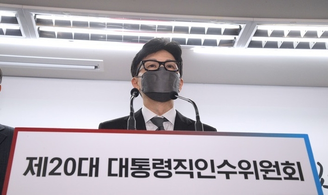 한동훈 법무부 장관 후보자가 13일 서울 종로구 통의동 인수위 브리핑룸에서 취재진 질문에 답변하고 있다.(사진=뉴시스 제공)