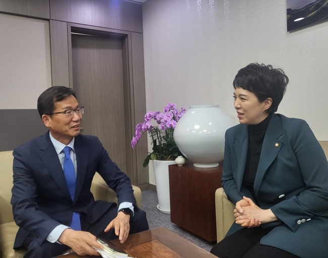 김은혜 의원과 국회에서 이야기 중인 유영록 국민의힘 김포시장 예비후보. / 사진=유영록 예비후보 제공