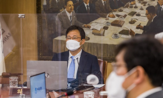 주상영 금융통화위원회 의장 직무대행이 14일 오전 서울 중구 한국은행에서 열린 금융통화위원회 본회의를 주재하고 있다.(사진=뉴시스 제공)