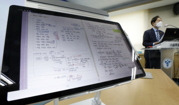 조희연 서울시교육감이 14일 서울시교육청 브리핑룸에서 서울교육의 디지털 전환 관련 기자간담회를 하고 있다.(사진=뉴시스 제공)