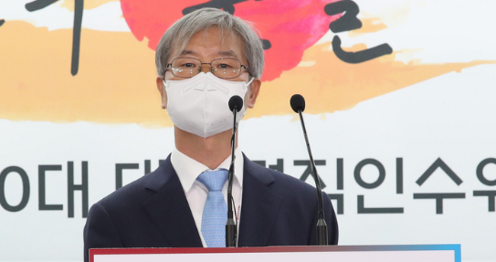 이정식 고용노동부 장관 후보자가 14일 오후 서울 종로구 통의동 대통령직인수위원회 브리핑룸에서 취재진의 질문에 답변하고 있다.(사진=뉴시스 제공)