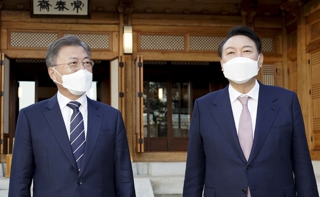 문재인 대통령과 윤석열 대통령 당선인이 28일 오후 청와대 상춘재에서 만찬 회동에 앞서 대화하고 있다. (사진=청와대 제공) 