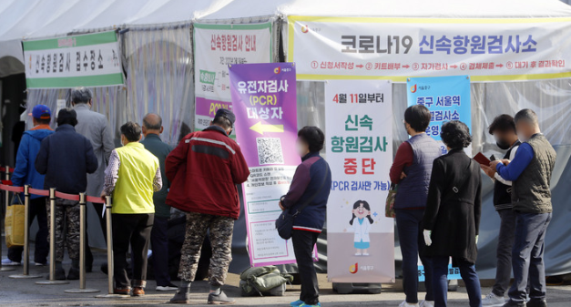 15일 오후 9시 전국에서 최소 10만4697명이 코로나19에 확진됐다. 