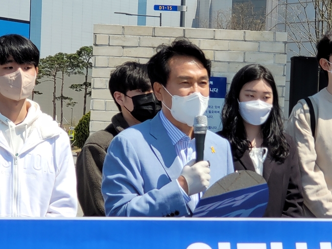경기도지사 출마를 선언한 안민석 국회의원 (더불어민주당, 경기 오산)이 긴급 기자회견을 하고있다.