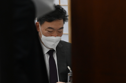 김오수 검찰총장이 검찰 수사권 완전 박탈 입법 추진의 부당성을 호소하기 위해 지난 15일 서울 여의도 국회에 방문해 대기하고 있다.(사진=뉴시스 제공)