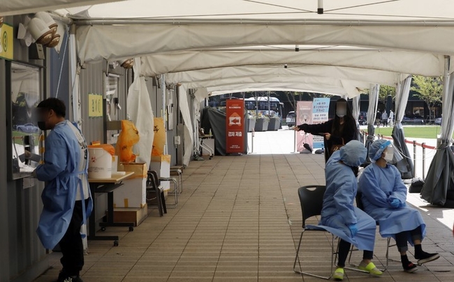 코로나19 신규 확진자가 12만5846명으로 집계된 15일 서울광장 임시선별검사소가 한산한 모습을 보이고 있다.