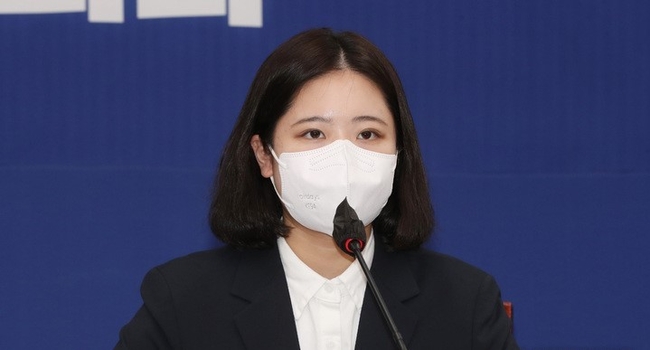 더불어민주당 박지현 공동비상대책위원장이 15일 서울 여의도 국회에서 열린 중앙위원회에서 발언하고 있다. (공동취재사진)