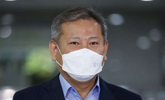 이상민 행정안전부 장관 후보자가 14일 오전 서울 종로구 광화문 인근에 마련된 인사청문회 준비 사무실로 출근하며 취재진의 질문에 답하고 있다.