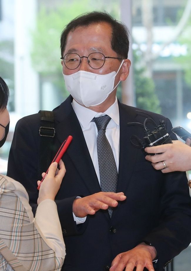 조승환 해양수산부 장관 후보자가 14일 오전 서울 마포구 국립수산물품질관리원 서울지원에 마련된 청문회 준비 사무실로 출근하며 취재진의 질문에 답하고 있다.