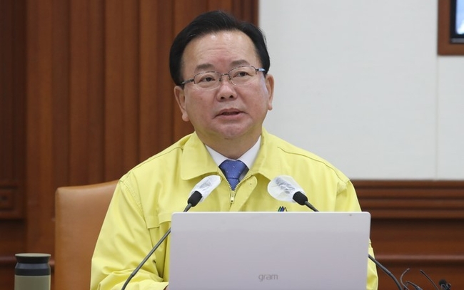  김부겸 국무총리가 15일 오전 서울 종로구 정부서울청사에서 열린 코로나19 중앙재난안전대책본부(중대본) 회의에서 '18일부터 사회적 거리두기 전면 해제'를 발표하고 있다.