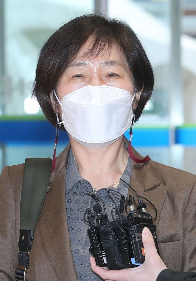 한화진 환경부 장관 후보자가 14일 오전 서울 여의도 이룸센터에 마련된 청문회 준비 사무실로 출근하며 취재진의 질문에 답하고 있다.