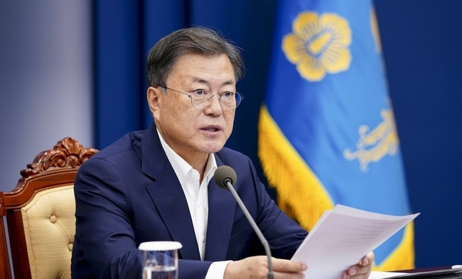 문재인 대통령이 11일 오후 청와대 여민관에서 열린 수석보좌관회의에서 발언하고 있다.