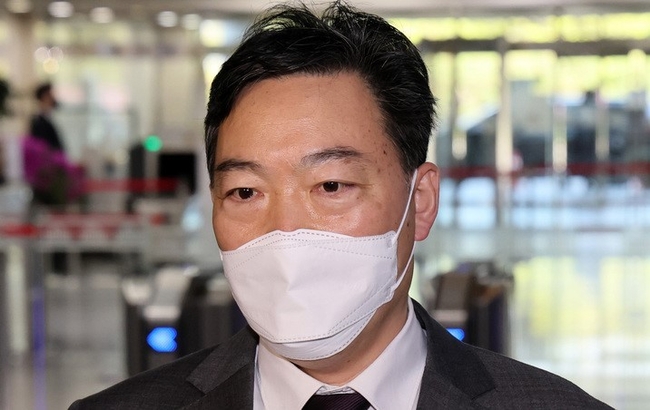 김오수 검찰총장이 박병석 국회의장에게 검찰 수사권 완전 박탈 입법 추진의 부당성을 호소하기 위해 15일 오전 서울 여의도 국회에 방문하고 있다. (공동취재사진)
