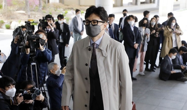  한동훈 법무부 장관 후보자가 지난 15일 서울 서초구 서울고등검찰청에 마련된 인사청문회 준비 사무실로 출근하고 있다. 