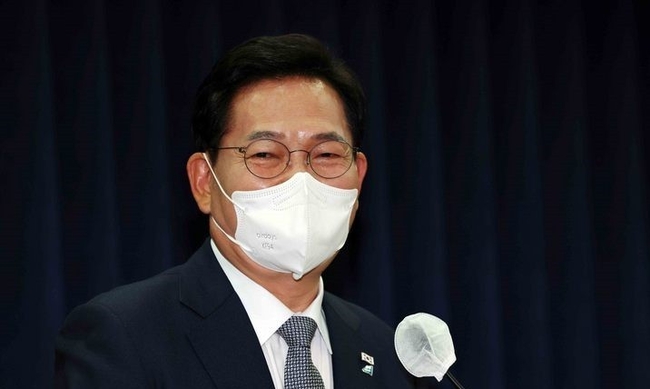 송영길 민주당 전 대표가 10일 서울 여의도 국회의원회관에서 기자간담회를 열고 서울시장 출마 배경에 대해 설명하고 있다.