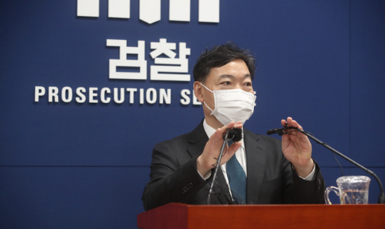 김오수 검찰총장이 지난 13일 오후 서울 서초구 대검찰청에서 기자간담회를 열고 더불어민주당이 입법 예고한 '검수완박'(검찰 수사권 완전 박탈)과 관련 반대 의견에 대한 설명하고 있다. (사진=뉴시스 제공)