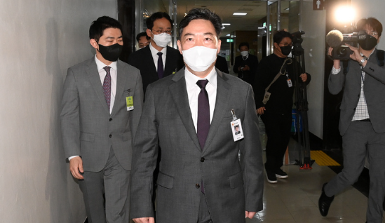 김오수 검찰총장이 검찰 수사권 완전 박탈 입법 추진의 부당성을 호소하기 위해 지난 15일 서울 여의도 국회에 방문하고 있다.(사진=뉴시스 제공)