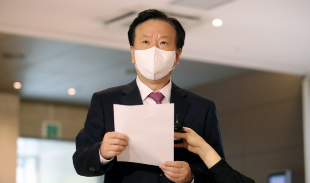 정호영 보건복지부 장관 후보자가 19일 오전 서울 서대문구 국민연금공단 서울북부지역본부에 마련된 사무실로 출근하며 발언하고 있다.(사진=뉴시스 제공)