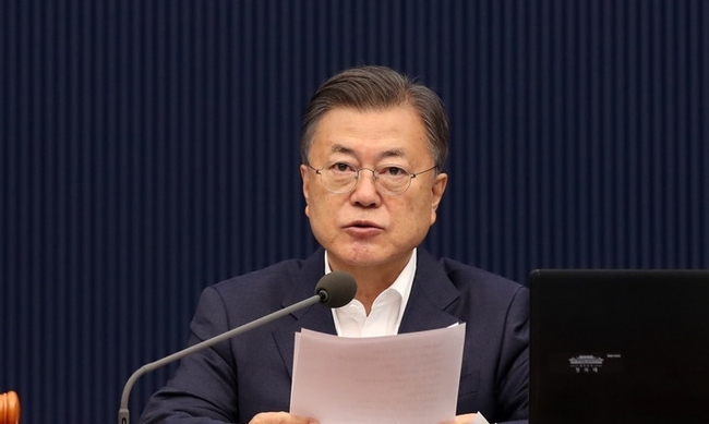 문재인 대통령이 19일 청와대 여민관에서 열린 영상국무회의에서 발언하고 있다.(사진=뉴시스 제공)