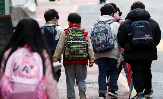 지난달 14일 서울 시내 한 초등학교에서 학생들이 등교하고 있다.(사진=뉴시스 제공)