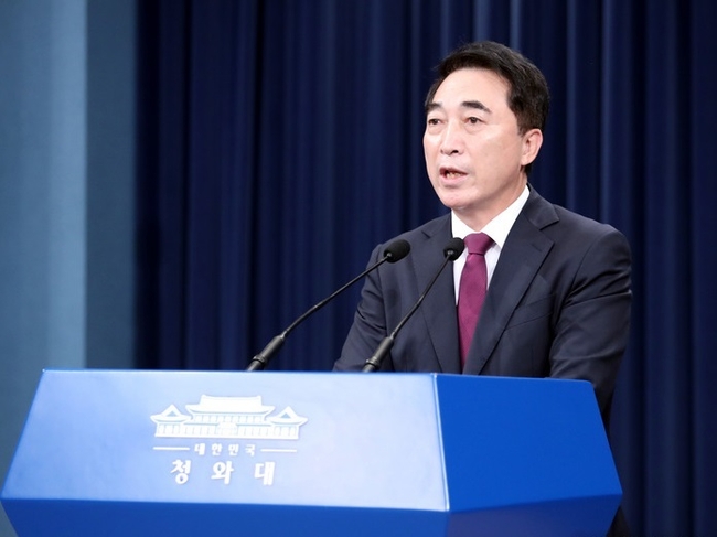  박수현 국민소통수석이 지난 15일 춘추관 브리핑룸에서 문재인 대통령이 중앙선관위원에 김필곤 전 대전지방법원장 지명한 것과 관련해 브리핑을 하고 있다. (사진=뉴시스 제공)