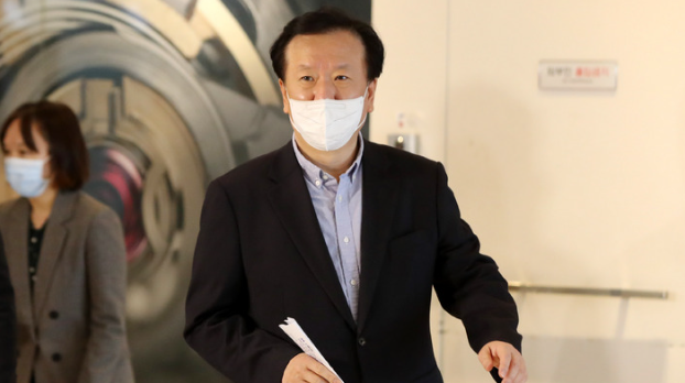 정호영 보건복지부 장관 후보자가 20일 오전 서울 서대문구 국민연금공단 서울북부지역본부에 마련된 인사청문회 준비 사무실에서 입장을 밝힌 후 이동하고 있다.(사진=뉴시스 제공)