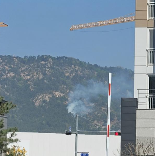 20일 오전 10시 38분께 충남 예산군 삽교읍 신리의 한 야산에서 산불이 발생해 산림당국이 진화에 나섰다.(사진=산림청 제공)