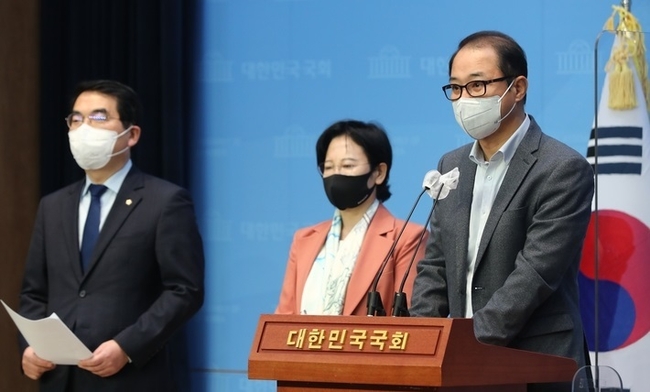 더불어민주당 이성만(오른쪽) 의원이 지난 5일 오전 국회 소통관에서 기자회견을 열고 ‘김건희 비방 현수막' 게시자에 대한 압수수색을 실시한 인천중부경찰서의 진상조사를 촉구하고 있다. 왼쪽부터 더불어민주당 양기대, 이수진, 이성만 의원.(사진=뉴시스 제공)