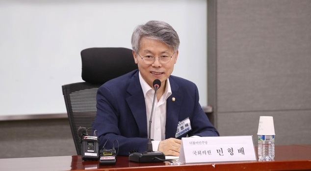 민형배 더불어민주당 의원이 2020년 8월 6일 서울 여의도 국회에서 열린 포스트 코로나19, 한의사 한의대를 활용한 의사인력 확충 방안 국회 간담회에서 인사말을 하고 있다.(사진=뉴시스 제공)