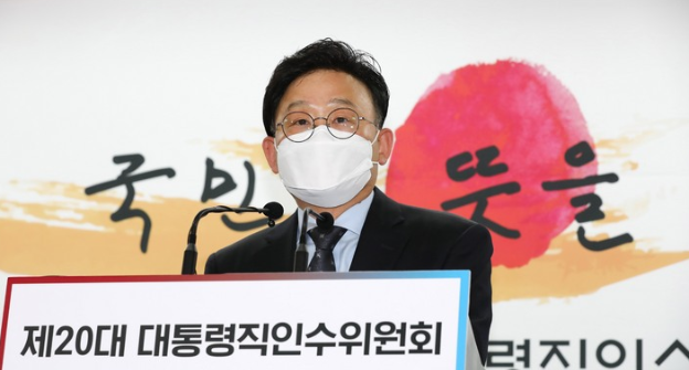 원일희 제20대 대통령직인수위원회 수석부대변인이 1일 오후 서울 종로구 통의동 대통령직인수위원회 브리핑룸에서 현안브리핑을 하고 있다.(사진=뉴시스 제공)