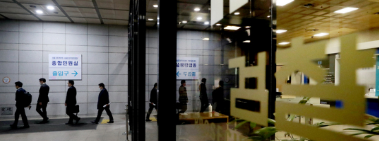 '검수완박(검찰 수사권 완전 박탈)' 입법 대응을 위해 열린 '전국 부장검사 대표회의'를 마친 부장검사들이 21일 새벽 서울 서초구 서울중앙지검을 나서고 있다.(사진=뉴시스 제공)