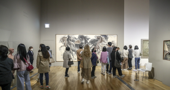 사회적 거리두기가 해제된 다음날인 지난 19일 오전 서울 종로구 국립현대미술관을 찾은 시민들이 이건희 컬렉션을 보고 있다. 오는 25일부터는 미술관, 박물관 등에서 실내 취식도 가능해질 예정이다.(사진=뉴시스 제공)