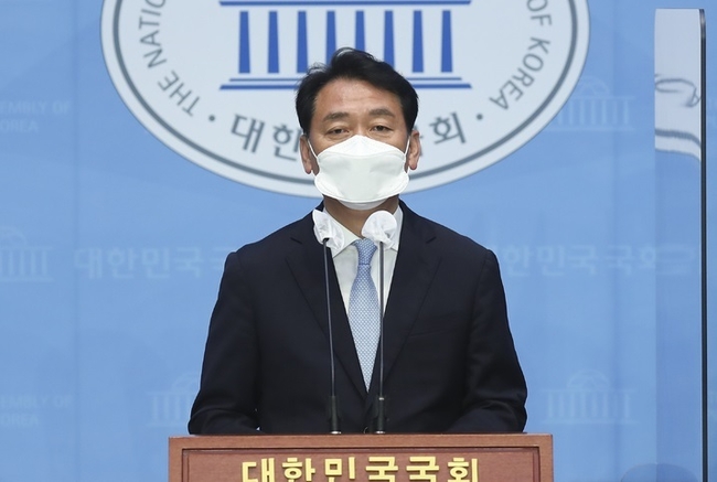 이광재 국회 외교통일위원회 위원장이 지난 6일 국회 소통관에서 ‘블로디미르 젤렌스키’ 우크라이나 대통령 국회 화상연설과 우크라이나 출신 고려인 난민 대상의 인도적 지원방안 모색을 위한 폴란드 방문계획 기자회견을 하고 있다. (사진=뉴시스 제공)