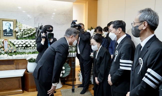 문재인 대통령이 21일 서울 서초구 성모병원 장례식장에 마련된 고 한승헌 전 감사원장 빈소를 찾아 조문, 유가족을 위로하고 있다. (사진=청와대 제공)