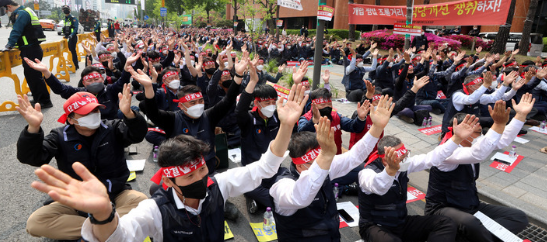 서울시버스노동조합의 '임금인상 승리쟁취 총파업 투쟁 결의대회'가 열린 21일 오후 서울 송파구 교통회관 앞에서 노조원들이 구호를 외치고 있다. (사진=뉴시스 제공)