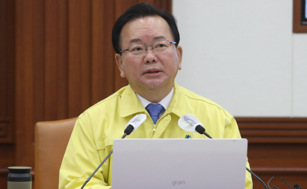 김부겸 국무총리가 15일 오전 서울 종로구 정부서울청사에서 열린 코로나19 중앙재난안전대책본부(중대본) 회의에서 '18일부터 사회적 거리두기 전면 해제'를 발표하고 있다. (사진=뉴시스 제공)