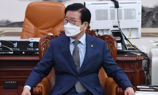 박병석 국회의장이 18일 서울 여의도 국회에서 정의당 지도부와 만나 대화하고 있다.(사진=뉴시스 제공)