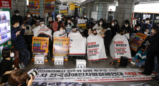 전국장애인차별철폐연대(전장연) 회원들이 지난 21일 오전 서울 종로구 지하철3호선 경복궁역 승강장에서 장애인권리예산 인수위 답변 촉구를 위한 16차 전국장애인차별철폐연대 삭발 투쟁 결의식을 하고 있다. (사진=뉴시스 제공)