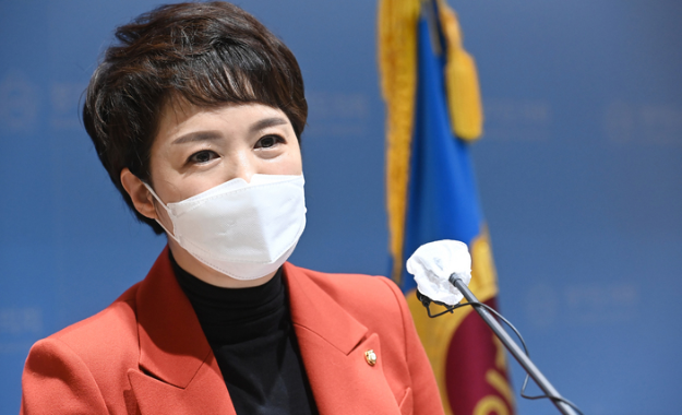 6·1 지방선거에 출마할 국민의힘 경기도지사 후보로 확정된 김은혜 의원이 22일 경기도 수원시 영통구 경기도의회 브리핑룸에서 기자회견을 하고 있다.(사진=뉴시스 제공)