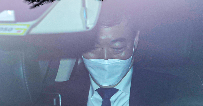  '검수완박'(검찰 수사권 완전 박탈) 법안과 관련해 박병석 국회의장이 제시한 중재안을 더불어민주당과 국민의힘이 수용한 22일 오후 김오수 검찰총장이 사직서 제출한 뒤 서울 서초구 서초동 대검찰청 청사를 나서고 있다. (사진=뉴시스 제공)