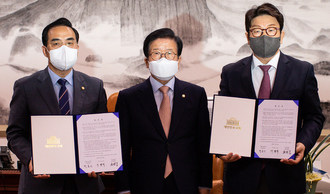 박병석 국회의장(가운데)과 더불어민주당 박홍근(왼쪽), 국민의힘 권성동 원내대표가 22일 서울 여의도 국회에서 '검수완박(검찰 수사권 완전 박탈)' 법안 관련 국회의장 중재안에 합의한 후 합의문을 들고 기념촬영을 하고 있다.(사진=뉴시스 제공)