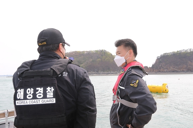 서정원 평택해양경찰 서장이 취약해역을 점검하고 있다
