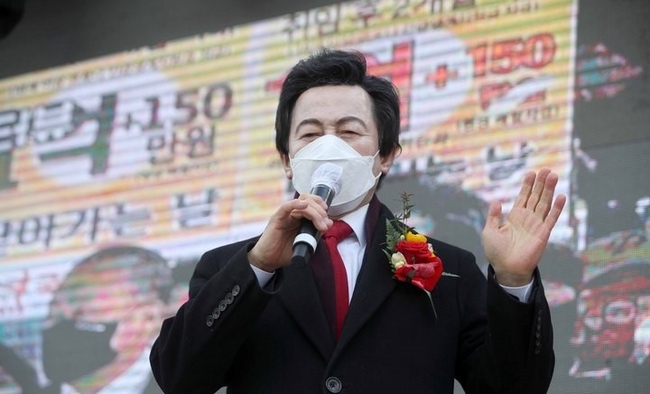허경영 국가혁명당 대선 후보가 20대 대선 공식 선거운동 개시일인 지난 2월15일 서울 여의도 국회 앞에서 출정식을 열고 연설을 하고 있다.